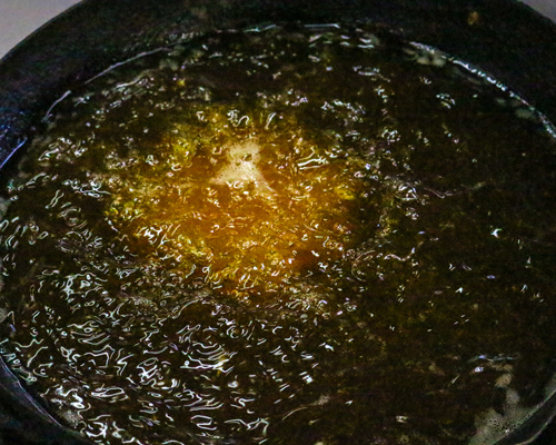 180℃の油で揚げる